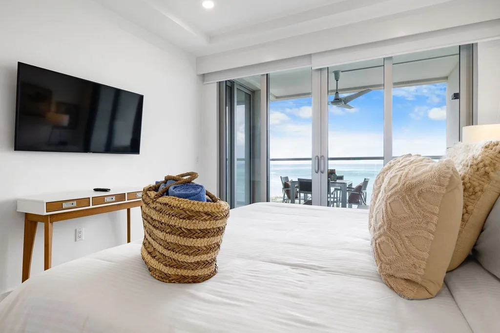 Despierte con impresionantes vistas al mar enmarcadas por puertas de vidrio de piso a techo. Su dormitorio tiene acceso directo a su balcón privado, donde el café de la mañana se encuentra con horizontes azules interminables.