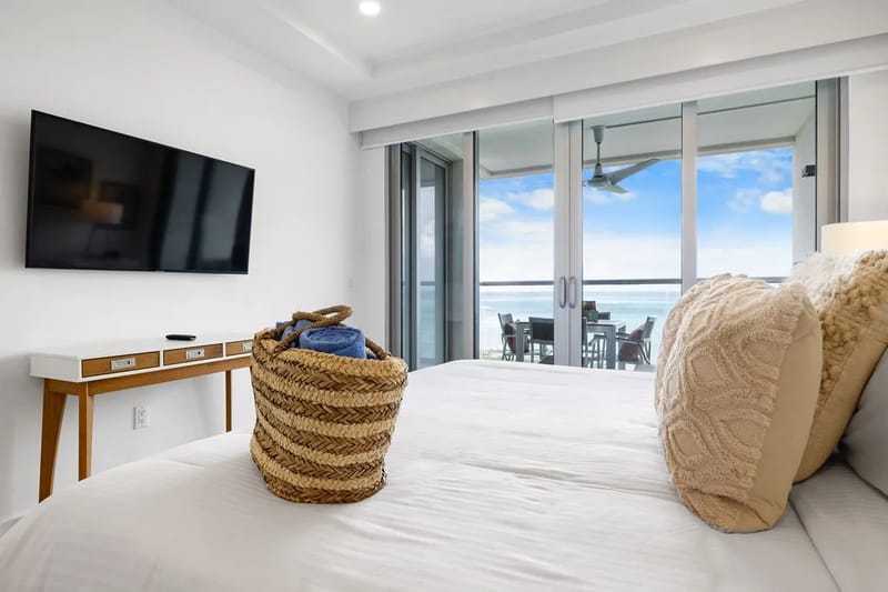 Despierte con impresionantes vistas al mar enmarcadas por puertas de vidrio de piso a techo. Su dormitorio tiene acceso directo a su balcón privado, donde el café de la mañana se encuentra con horizontes azules interminables.