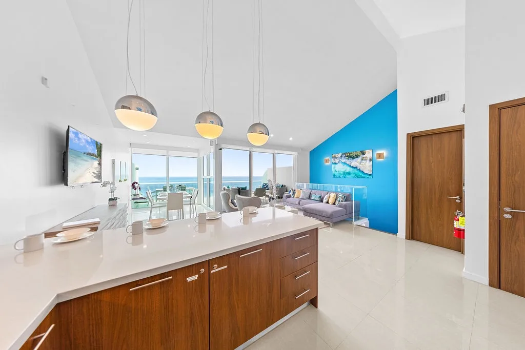Sala de estar de concepto abierto con vistas al mar