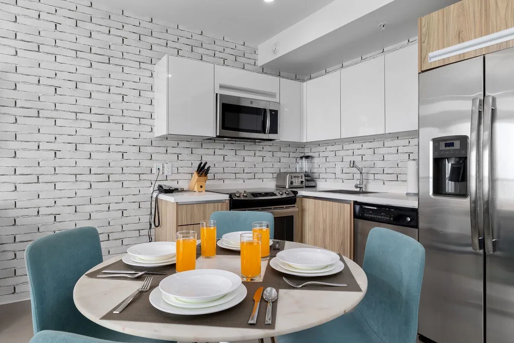Su cocina moderna ofrece electrodomésticos de diseño elegante, amplias superficies de trabajo y un acogedor rincón de comedor perfecto para disfrutar del café de la mañana o compartir comidas durante su estancia.