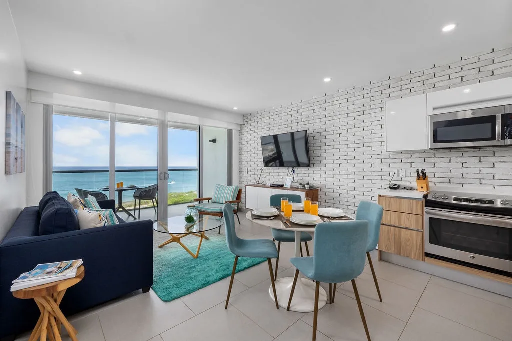 Entre en su sala de estar luminosa y abierta, donde el estilo costero moderno se combina con la comodidad. Reúnanse alrededor de la mesa del comedor mientras entra la brisa del mar, o relájese en el sofá mientras la luz natural llena cada rincón.