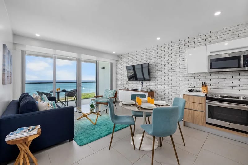 Entre en su sala de estar luminosa y abierta, donde el estilo costero moderno se combina con la comodidad. Reúnanse alrededor de la mesa del comedor mientras entra la brisa del mar, o relájese en el sofá mientras la luz natural llena cada rincón.
