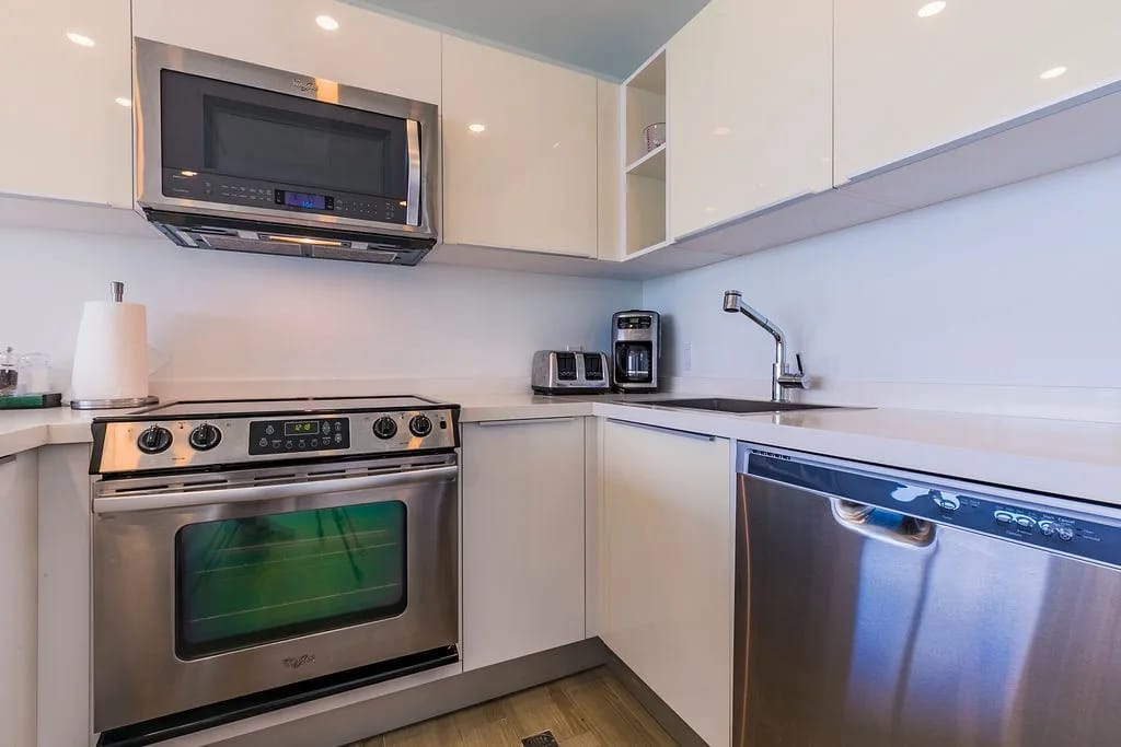 2BSDLX-Blue331 - White Modern Getaway - Oceanfront Apt. Blue-331