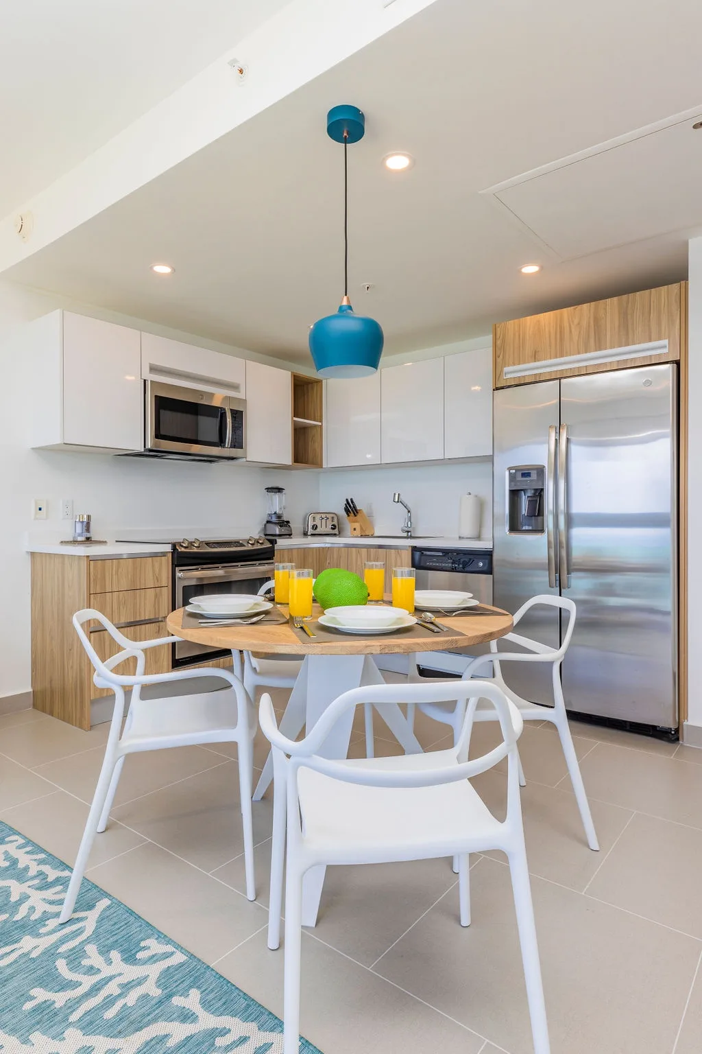 Tu luminosa y moderna cocina y área de comedor invitan a preparar comidas con facilidad, con electrodomésticos de diseño elegante y una acogedora mesa preparada para cuatro personas, perfecta para el café de la mañana o para cenar juntos por la noche.