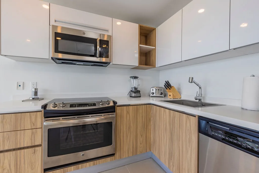 Tu cocina moderna tiene todo lo que necesitas para preparar comidas, desde una cocina de gas y un microondas hasta una licuadora y un fregadero completo. Las líneas sencillas y el amplio espacio de almacenamiento facilitan la preparación de comidas.