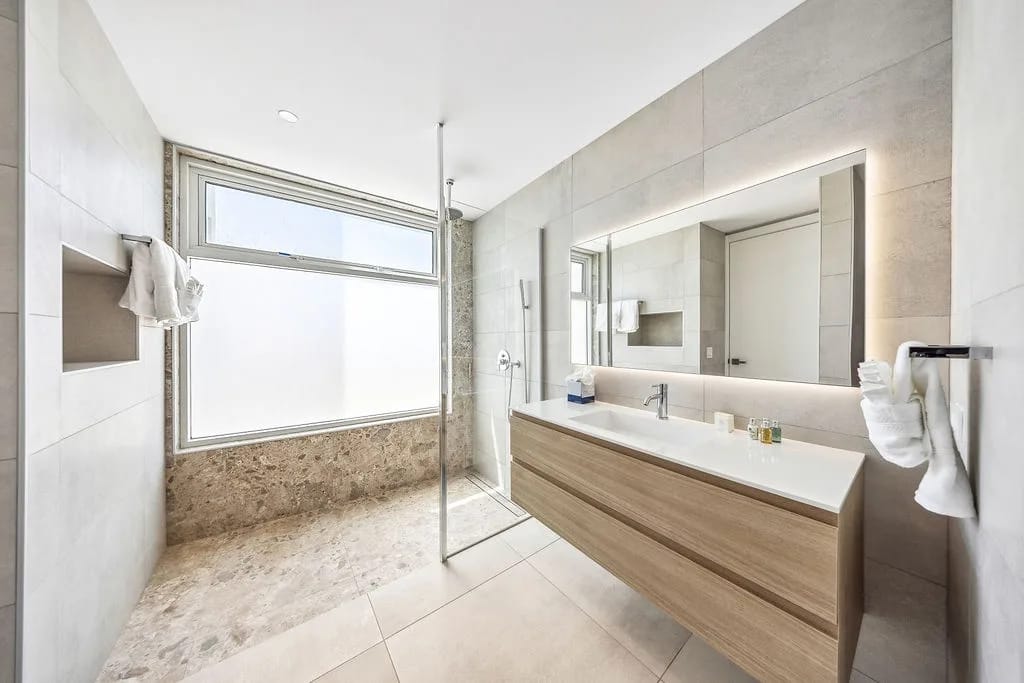 A360.W42 - Elegant 4BR Retreat | Steps to Eagle Beach