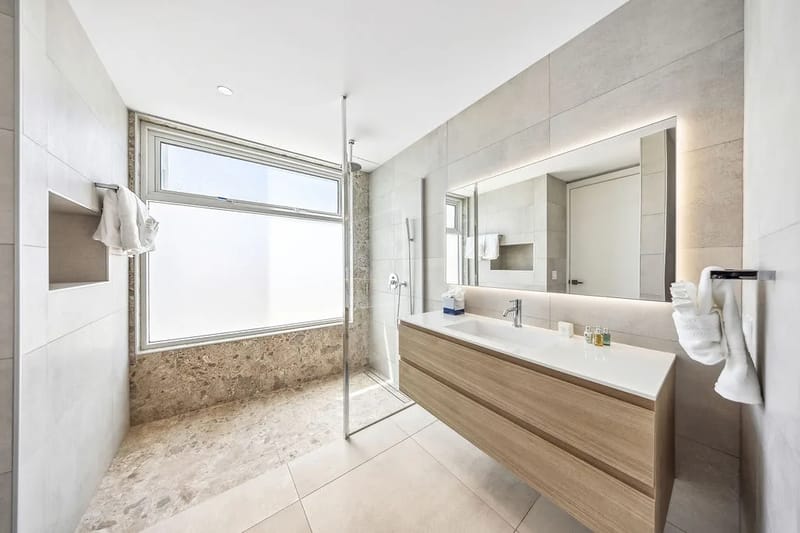 A360.W42 - Elegant 4BR Retreat | Steps to Eagle Beach