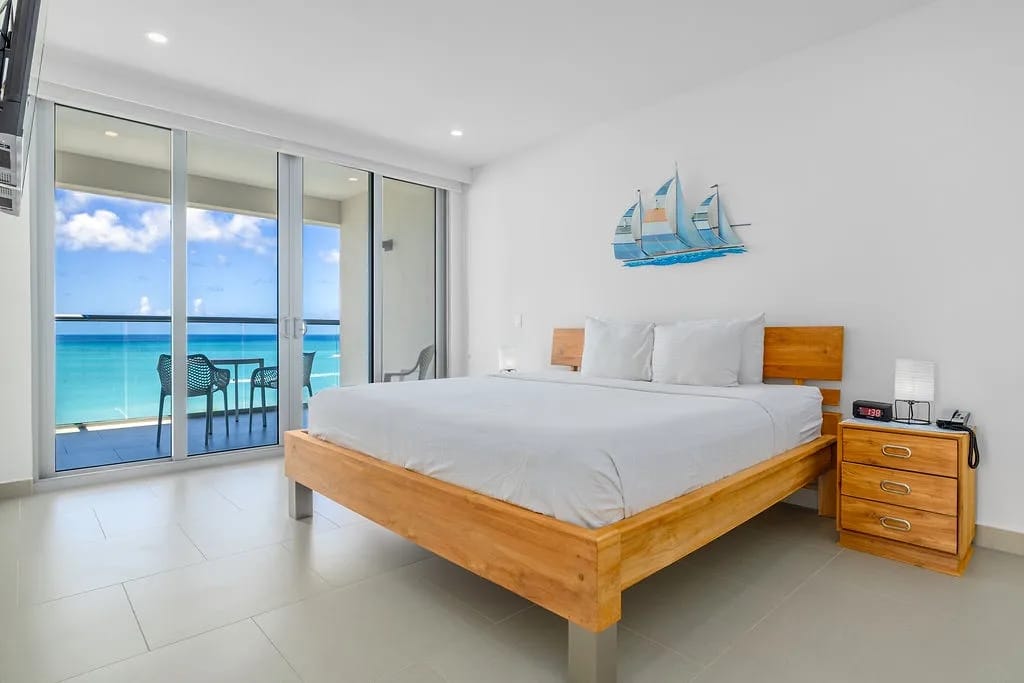 Cama con vistas al océano y un balcón privado
