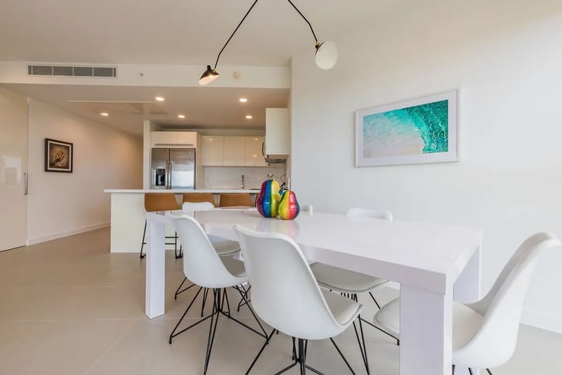 Reúnanse alrededor de esta elegante mesa de comedor, donde su grupo podrá compartir comidas e historias. La distribución de concepto abierto se conecta de forma fluida con una cocina totalmente equipada, perfecta para preparar juntos sus platos favoritos.