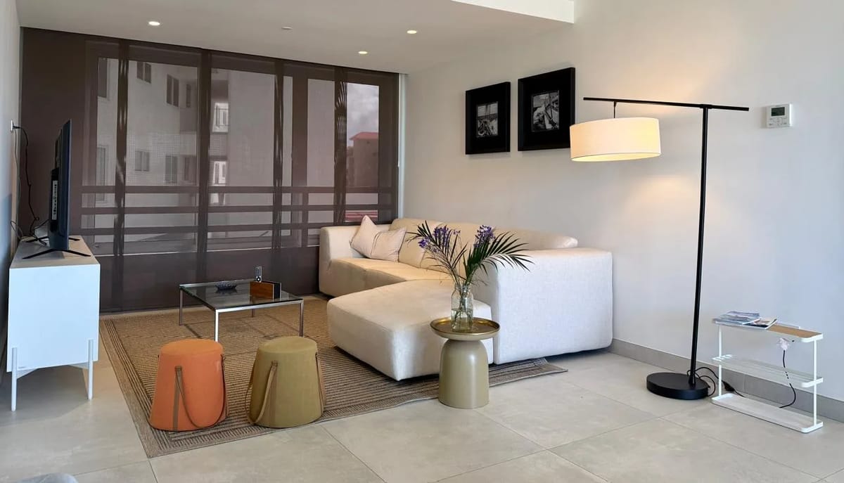Relájese en su elegante sala de estar, donde el confort moderno se combina con un diseño refinado, asientos mullidos e iluminación cálida.