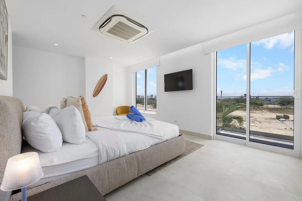 Relájese en su luminoso y moderno dormitorio, donde los ventanales panorámicos enmarcan impresionantes vistas de la costa. Le espera ropa de cama limpia, y el diseño espacioso crea un refugio tranquilo después de las aventuras en la playa.