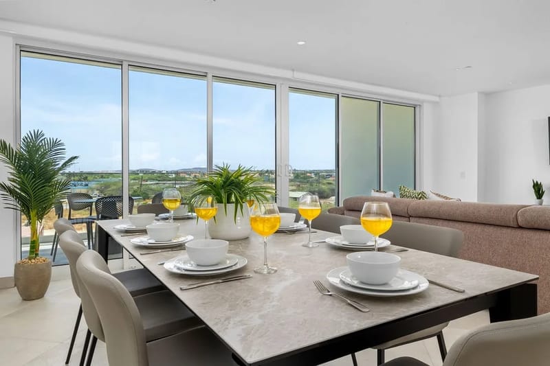 Disfruta de tus comidas con amplias vistas naturales a través de ventanales de piso a techo, que combinan la elegancia moderna con una experiencia acogedora a la hora de comer, perfecta para reunirse.