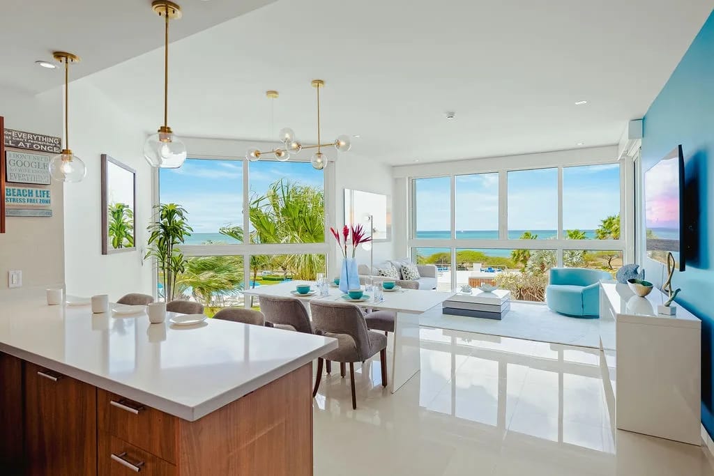 Relájese en su sala de estar luminosa y aireada, donde las impresionantes vistas al mar se extienden más allá de los ventanales de piso a techo, creando el refugio costero perfecto.