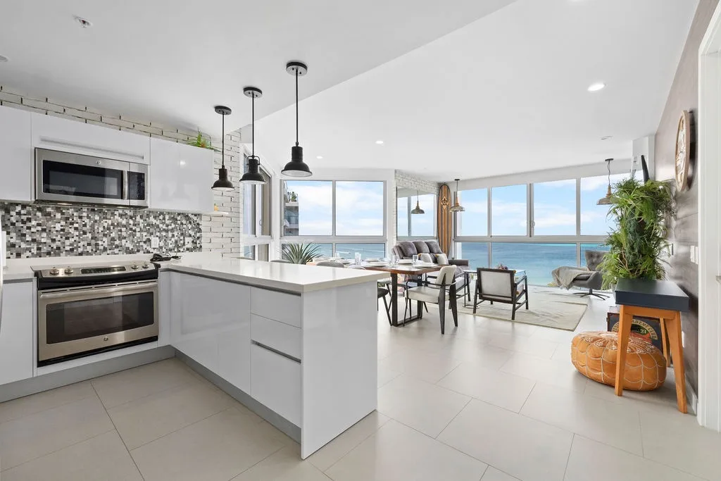 Cocina y sala de estar de concepto abierto con vistas al mar