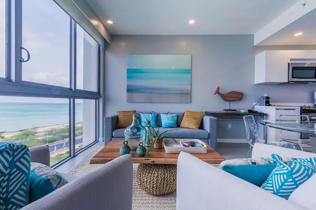 Espacio de estar luminoso, inspirado en la playa, con vistas a la costa.