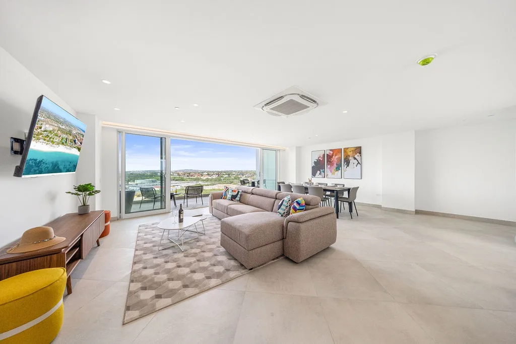 A360.E51 - Luxury 3BR Condo Steps to Eagle Beach