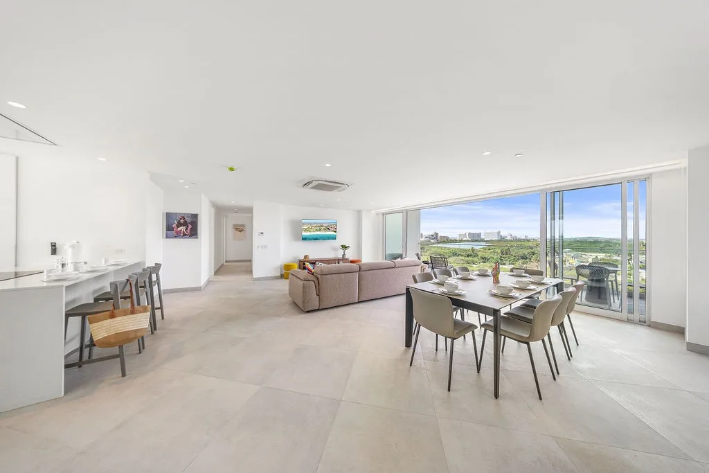 A360.E51 - Luxury 3BR Condo Steps to Eagle Beach