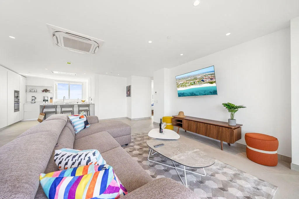 A360.E51 - Luxury 3BR Condo Steps to Eagle Beach