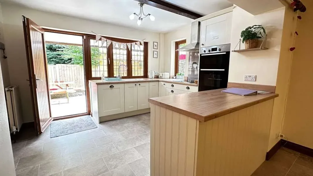 Cocina luminosa de color crema en una casa para despedidas de soltera.