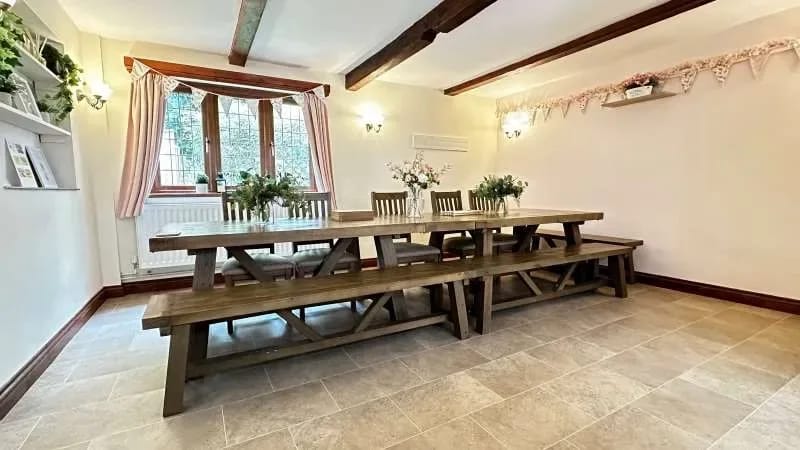 Comedor y mesa con capacidad para 14 huéspedes en una casa rural de vacaciones en Bristol.