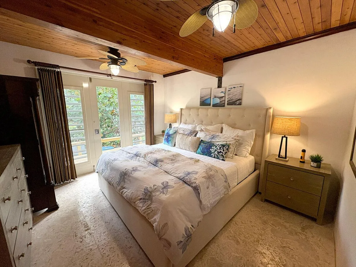 Dormitorio con cama king en el nivel principal