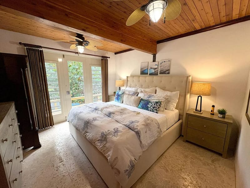 Dormitorio con cama king en el nivel principal