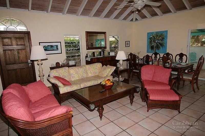 Sala de estar y comedor con asientos alrededor de una mesa de centro y una mesa de comedor.