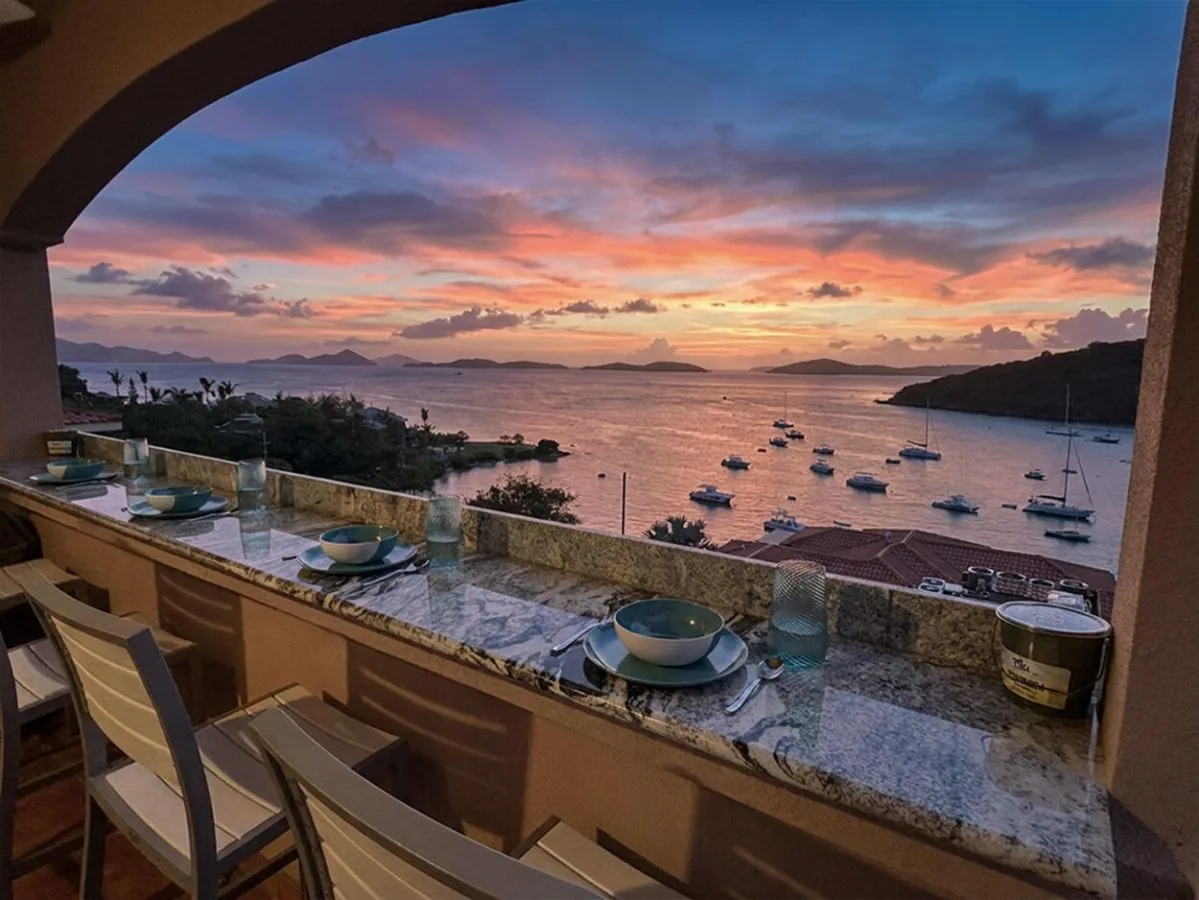 Terraza del estudio Island Therapy al atardecer