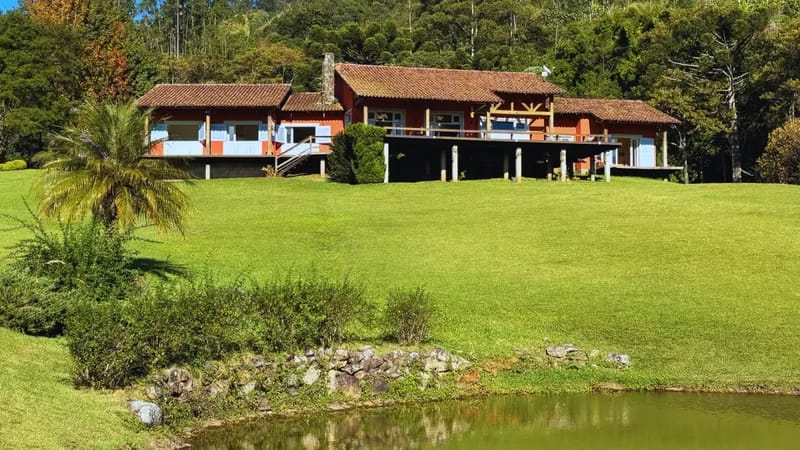 Casa de luxo com vista e cozinha profissional
