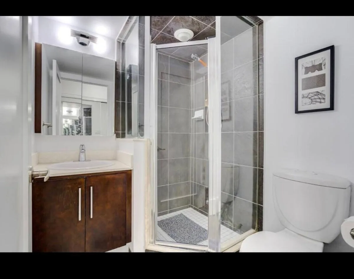 Core Downtown Toronto-8 Sleeper-6 Beds-2 Bathrooms-Washrooms-Free Parking-CN Tower-Ripleys Museum-Blue Jays Stadium-Rogers Centre-Scotia Arena-MTCC-In front-Gym-Pool-Jacuzzi Sauna-Filter Drinking Water-WiFi-Cot