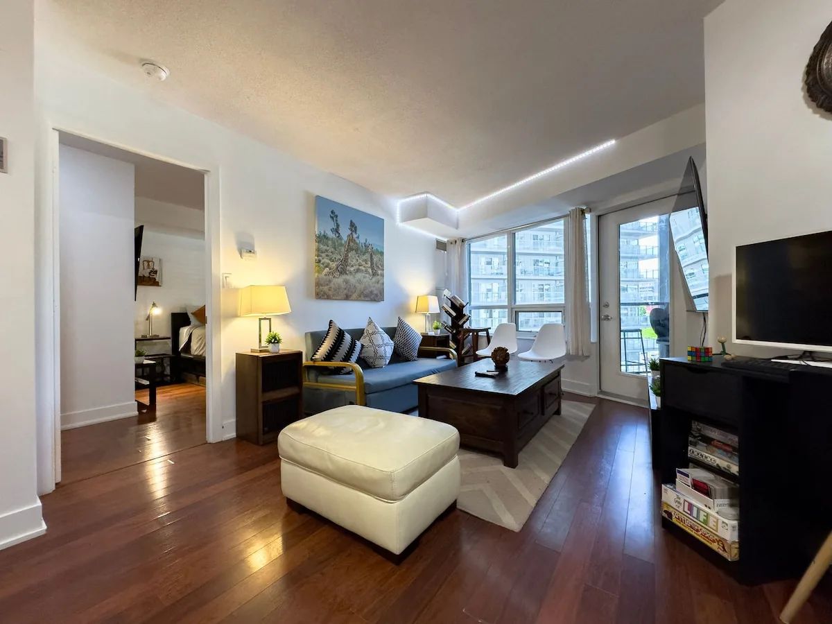 Core Downtown Toronto-8 Sleeper-6 Beds-2 Bathrooms-Washrooms-Free Parking-CN Tower-Ripleys Museum-Blue Jays Stadium-Rogers Centre-Scotia Arena-MTCC-In front-Gym-Pool-Jacuzzi Sauna-Filter Drinking Water-WiFi-Cot