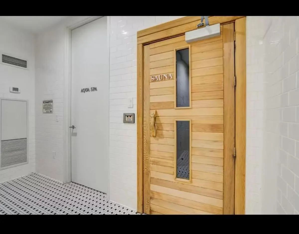 Core Downtown Toronto-8 Sleeper-6 Beds-2 Bathrooms-Washrooms-Free Parking-CN Tower-Ripleys Museum-Blue Jays Stadium-Rogers Centre-Scotia Arena-MTCC-In front-Gym-Pool-Jacuzzi Sauna-Filter Drinking Water-WiFi-Cot