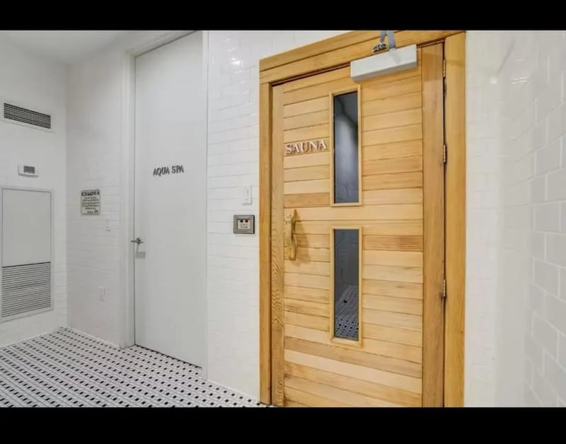 Core Downtown Toronto-8 Sleeper-6 Beds-2 Bathrooms-Washrooms-Free Parking-CN Tower-Ripleys Museum-Blue Jays Stadium-Rogers Centre-Scotia Arena-MTCC-In front-Gym-Pool-Jacuzzi Sauna-Filter Drinking Water-WiFi-Cot