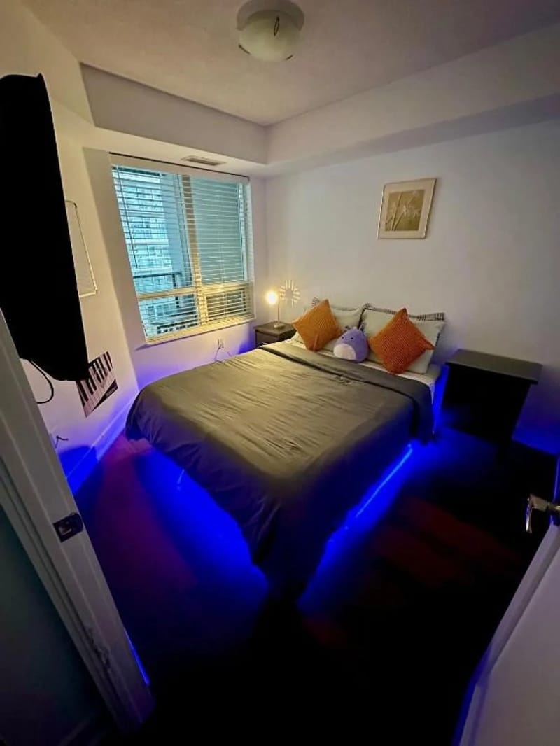 Core Downtown Toronto-8 Sleeper-6 Beds-2 Bathrooms-Washrooms-Free Parking-CN Tower-Ripleys Museum-Blue Jays Stadium-Rogers Centre-Scotia Arena-MTCC-In front-Gym-Pool-Jacuzzi Sauna-Filter Drinking Water-WiFi-Cot