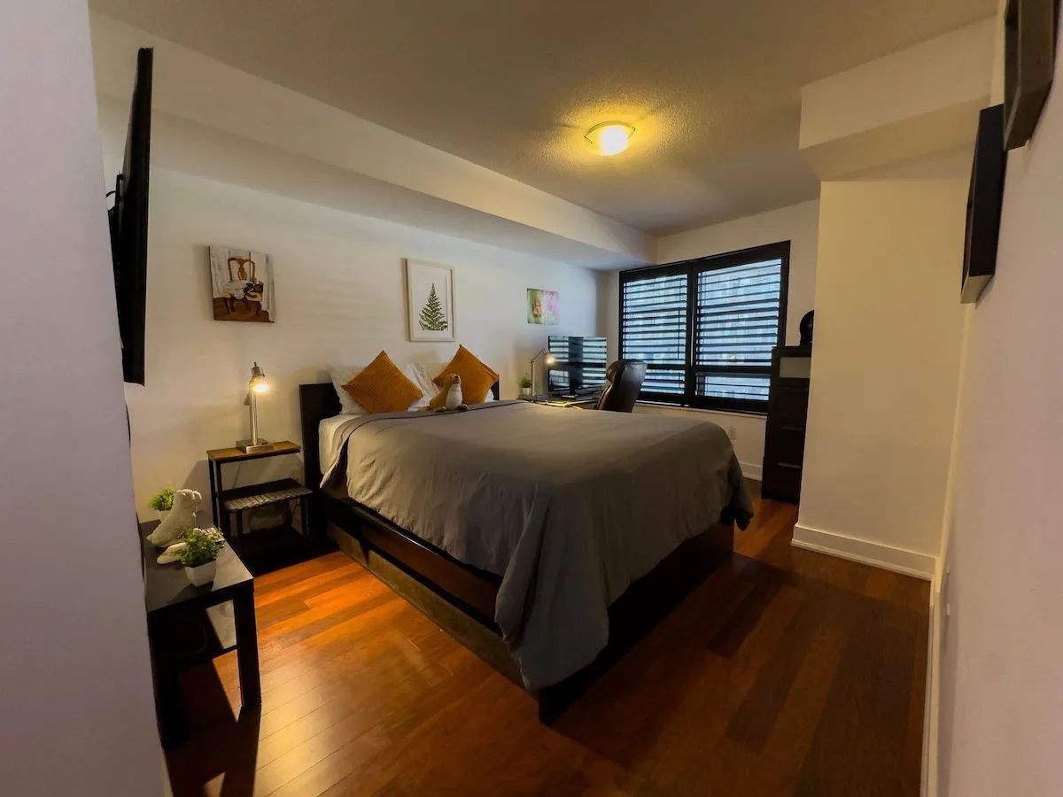 Core Downtown Toronto-8 Sleeper-6 Beds-2 Bathrooms-Washrooms-Free Parking-CN Tower-Ripleys Museum-Blue Jays Stadium-Rogers Centre-Scotia Arena-MTCC-In front-Gym-Pool-Jacuzzi Sauna-Filter Drinking Water-WiFi-Cot