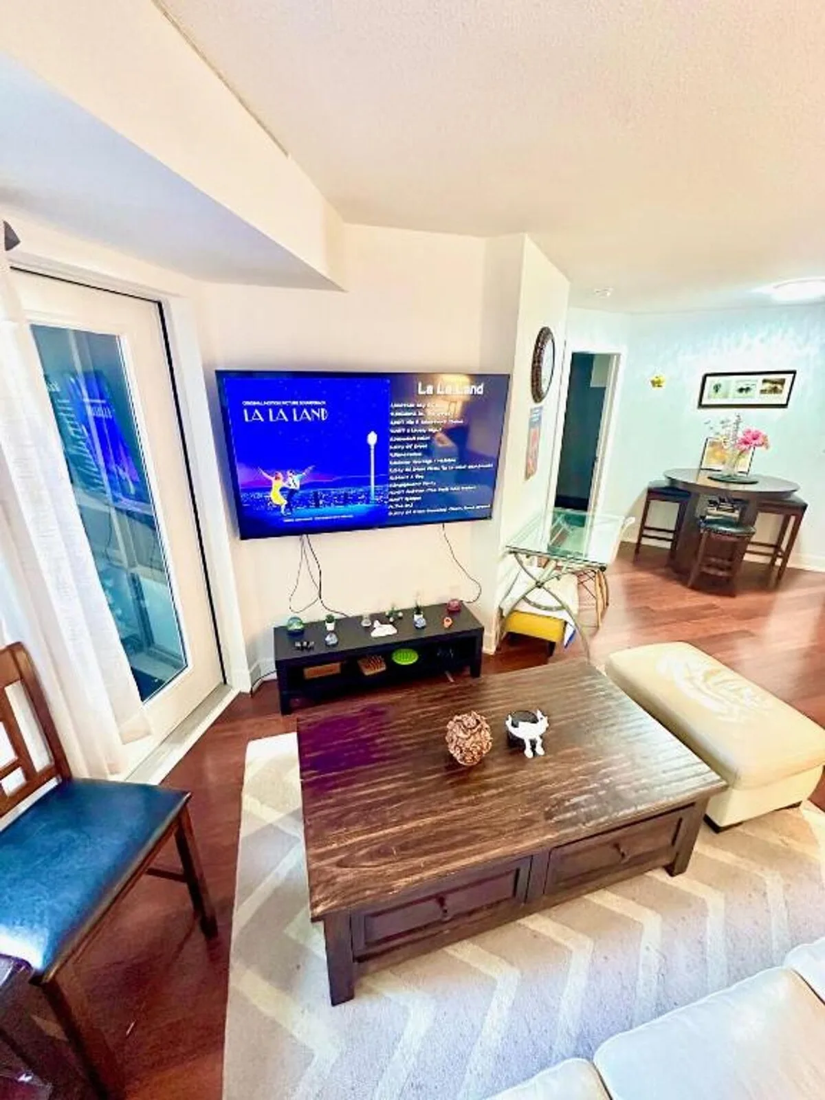 Core Downtown Toronto-8 Sleeper-6 Beds-2 Bathrooms-Washrooms-Free Parking-CN Tower-Ripleys Museum-Blue Jays Stadium-Rogers Centre-Scotia Arena-MTCC-In front-Gym-Pool-Jacuzzi Sauna-Filter Drinking Water-WiFi-Cot