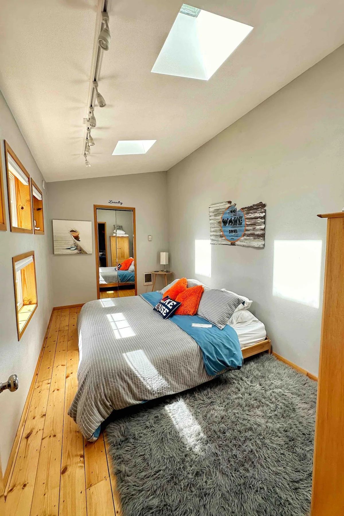 Second bedroom: king bed or two twins