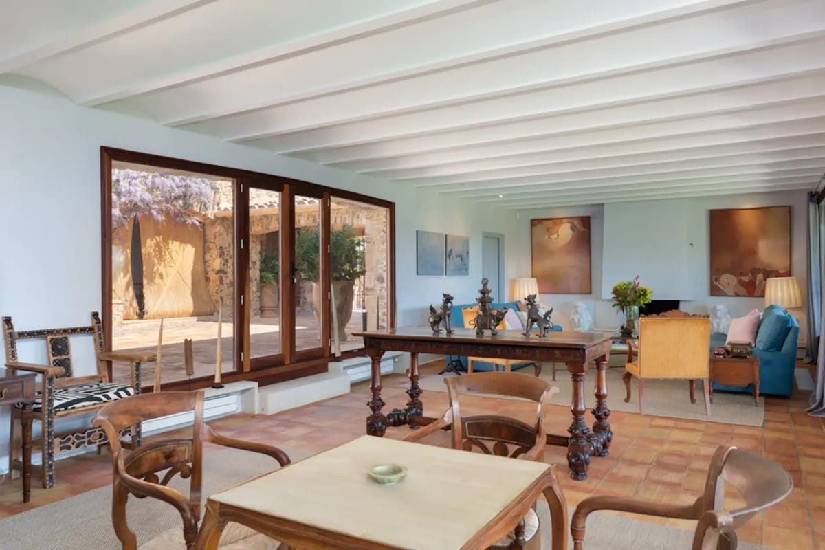 Salón amplio piscina privada Masia Mas Gotas Costa Brava