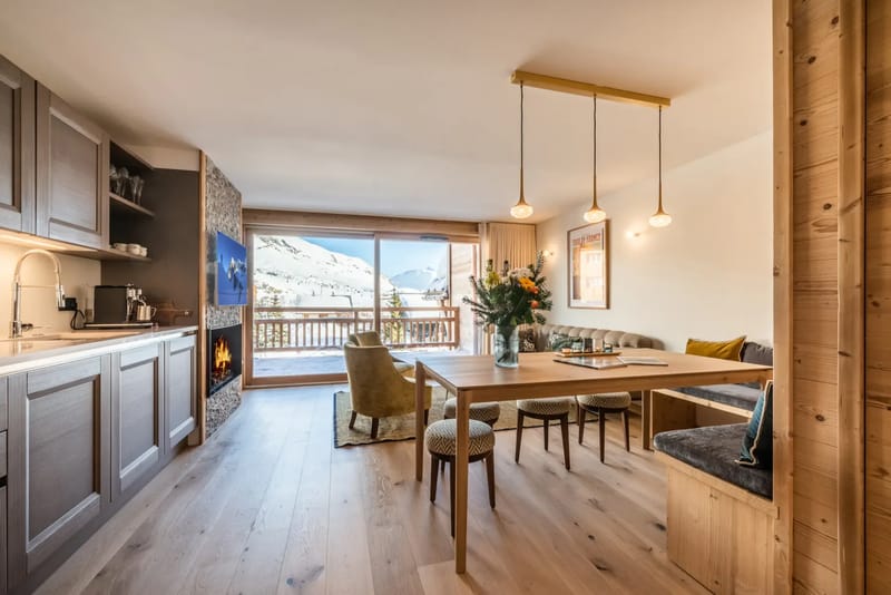 Bonito comedor de planta abierta del apartamento Sipo en Alpe d'Huez, con acceso directo a las pistas para entrar y salir esquiando