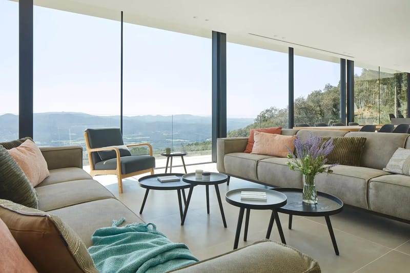 Amplio salón Villa Casa Pere con vistas a la montaña Costa Brava