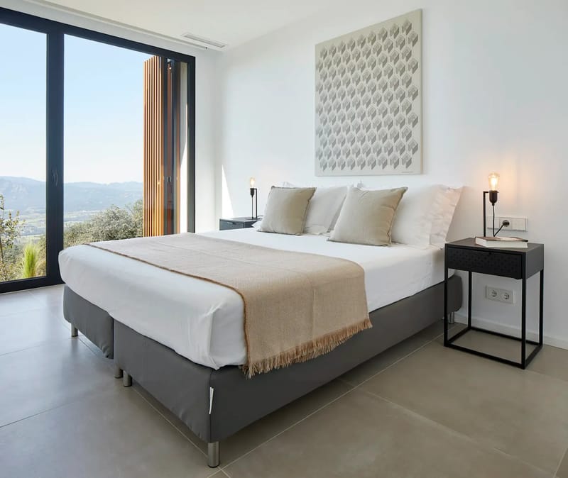 Dormitorio doble de lujo con baño privado y vistas al mar Villa Casa Pere con vistas a la montaña Costa Brava