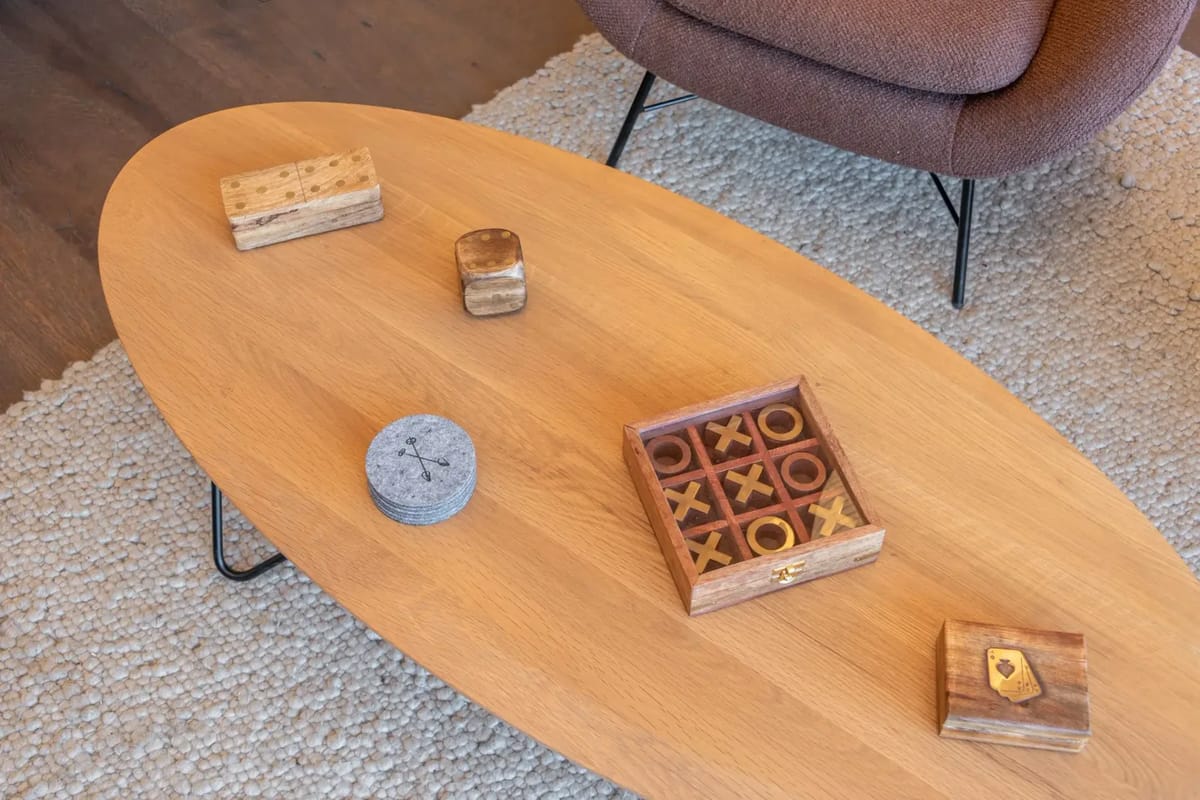 Zona de estar con techo de madera y ventanas orientadas al balcón.