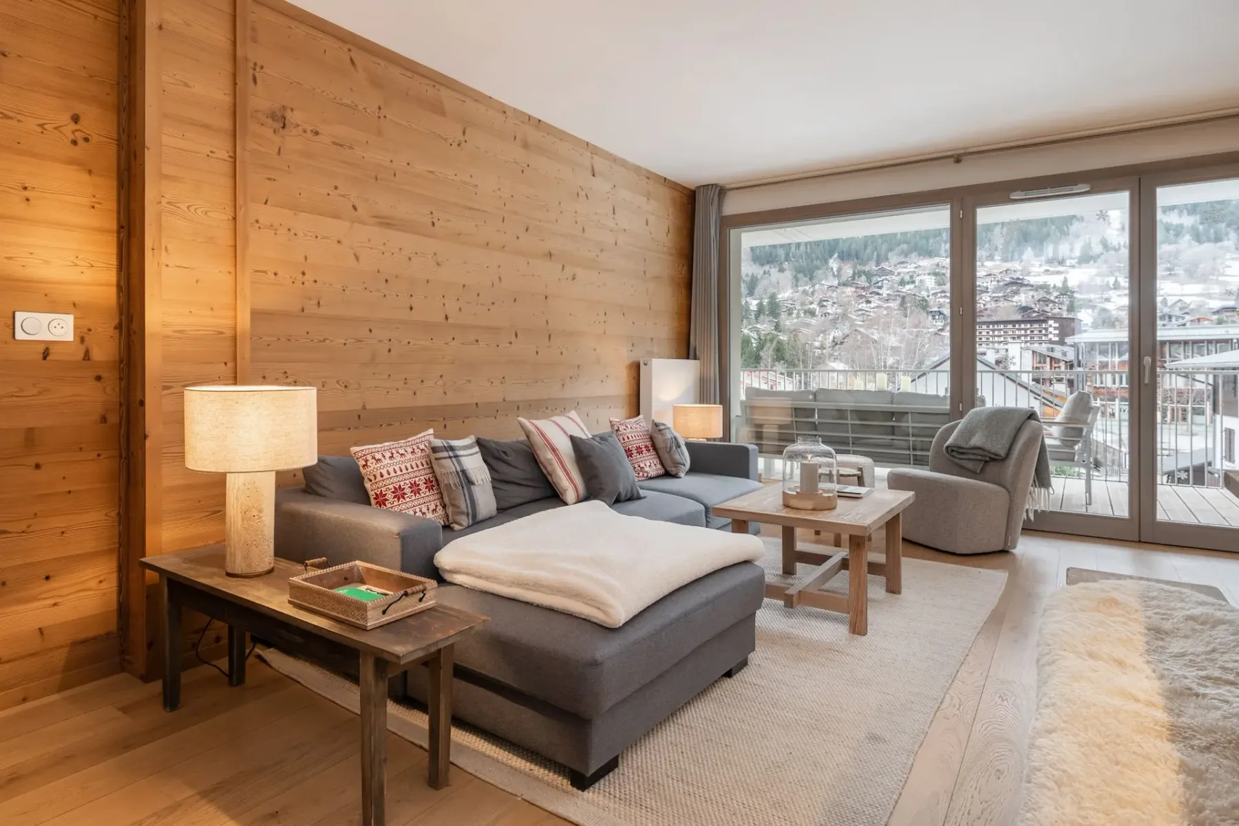 Un salón con asientos y grandes ventanales con vistas a una ciudad nevada.