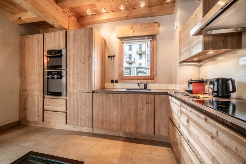 Una cocina con armarios de madera y una cocina para cocinar.