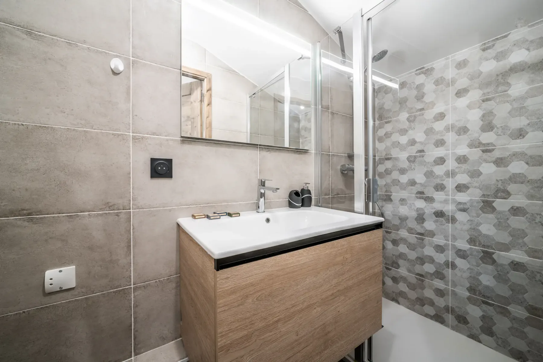 Modern bathroom amenities ski apartment Kotibé Chamonix