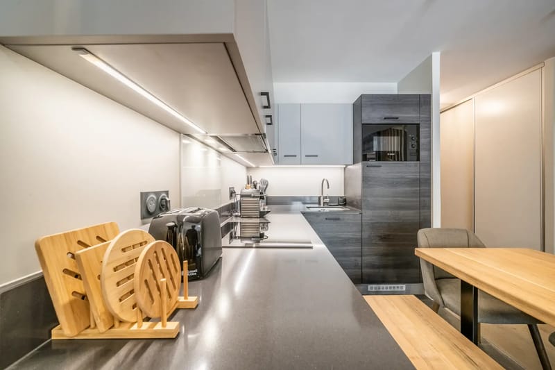 Cocina de diseño contemporáneo del apartamento de esquí Kotibé en Chamonix