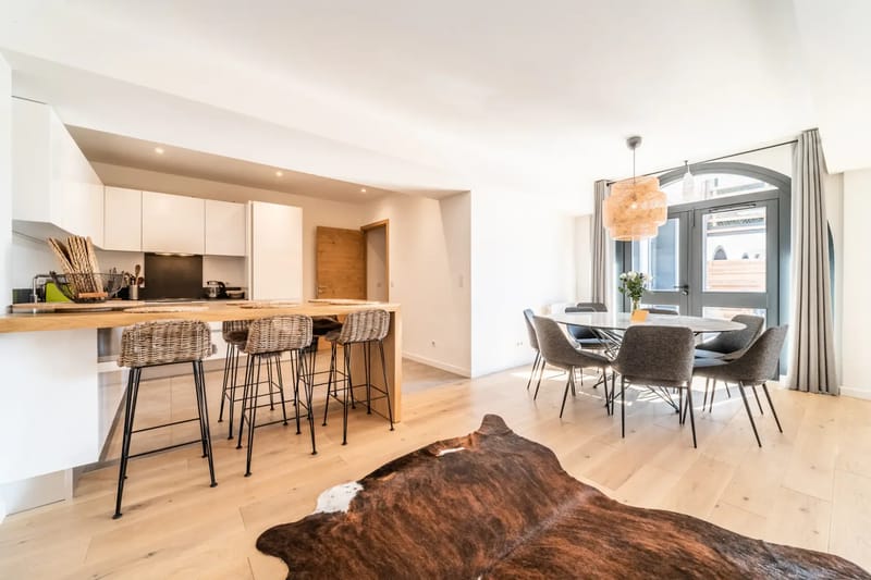 Cocina de diseño contemporáneo del apartamento de esquí Le Gui en Chamonix