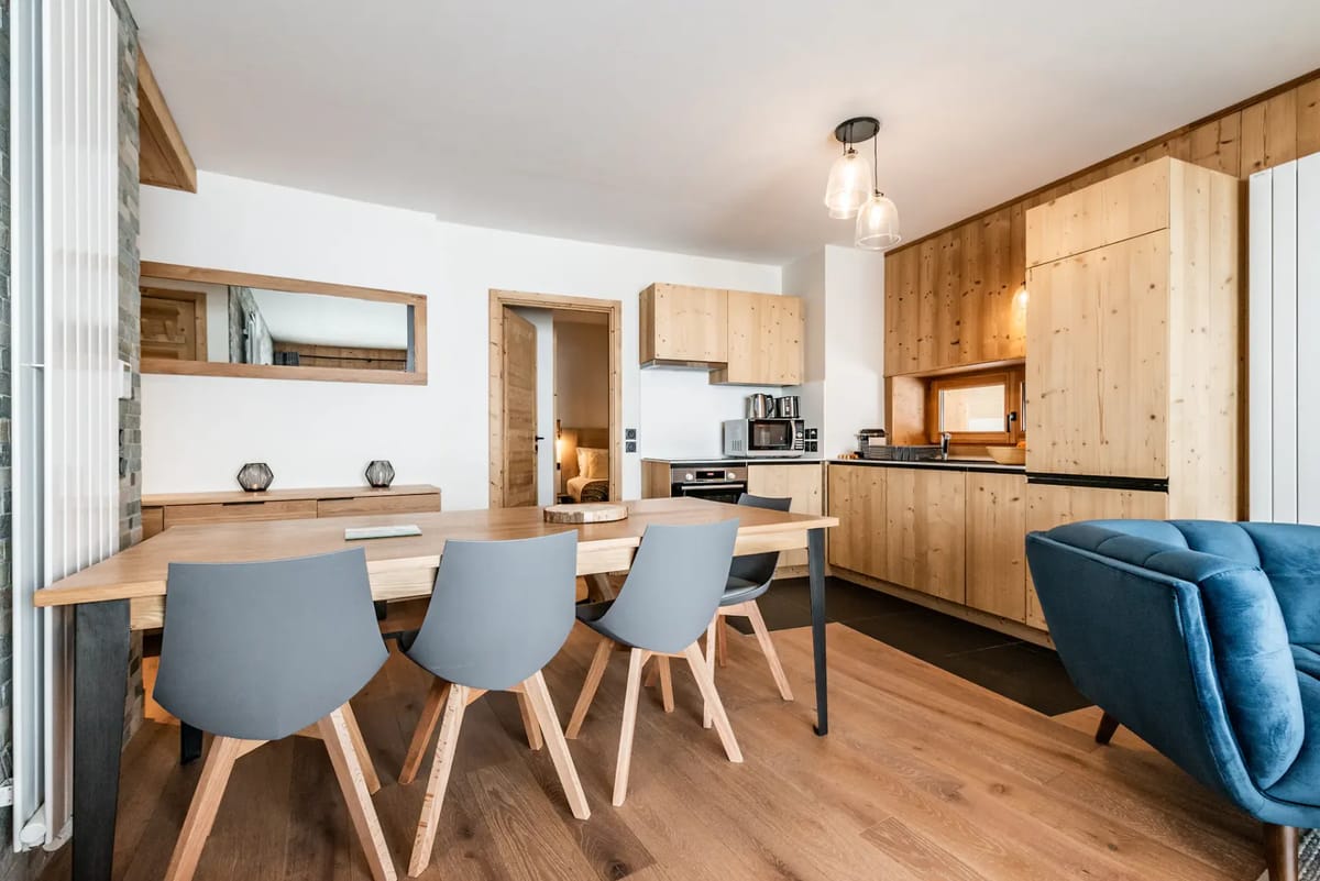 Comedor contemporáneo, cocina, apartamento de lujo Sorbus con acceso directo a las pistas de esquí, Alpe d'Huez