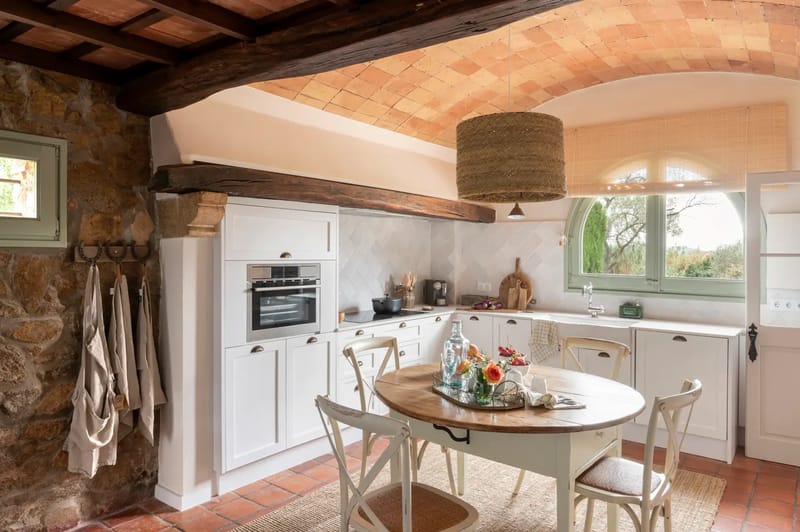 Cocina acogedora con vistas a la montaña