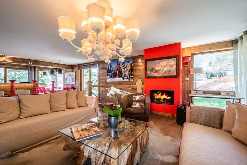Salón de estilo alpino del apartamento de lujo Moabi con acceso de entrada y salida con esquís en Courchevel Le Praz